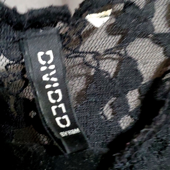 Divided Black Lace Blouse - Picture 5 of 9